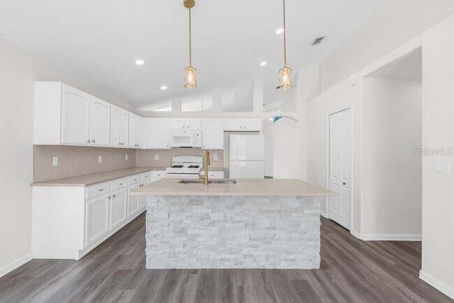 Foto del edificio - 15746 Autumn Glen Ave