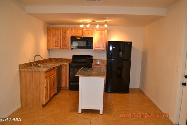 Building Photo - 427 E Friar Ave