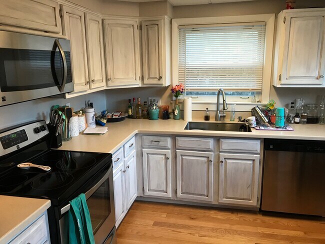 Building Photo - 18 Heath St