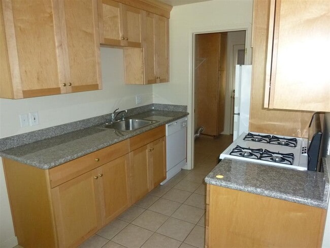Foto del edificio - DOWNTOWN PLEASNTON Home with WASHER AND DRYER - 1 CAR GARAGE
