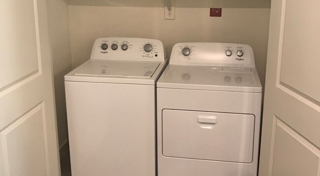 Building Photo - Grand 1 BR Available to Rent