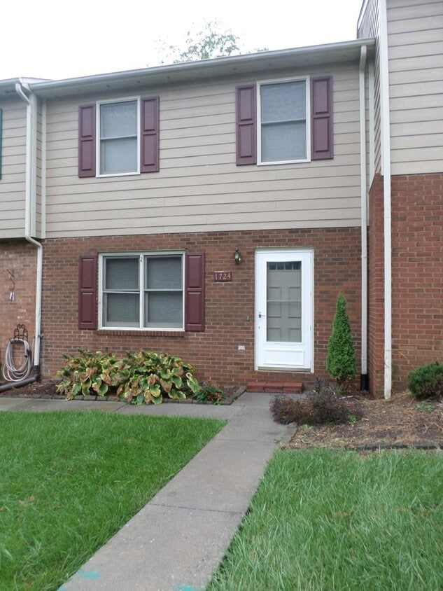 Primary Photo - 3 Bedroom 2.5 Bath Townhouse