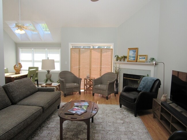 Building Photo - 45 Harbor Hill Dr