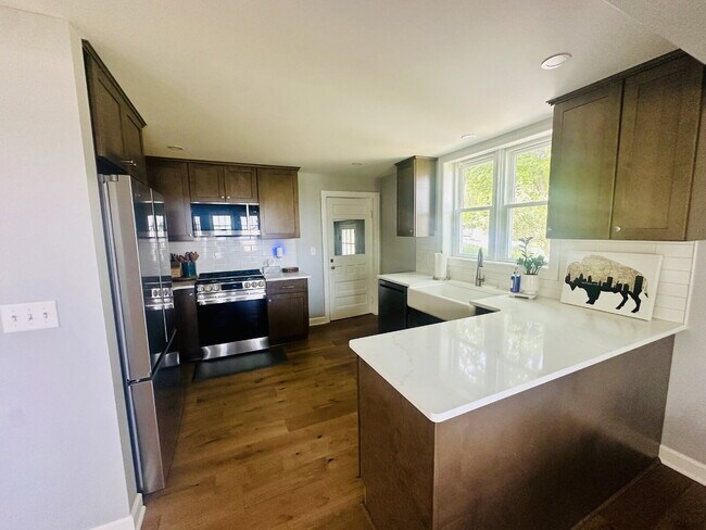 Foto del edificio - Furnished 3-Bedroom Single-Family Home in West Falls
