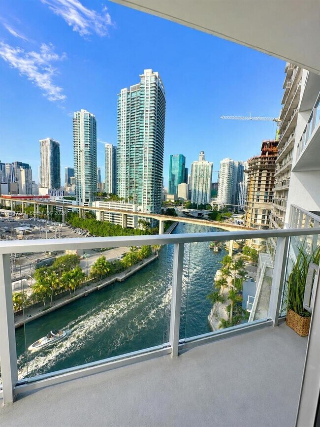 Foto del edificio - 185 SW 7th St