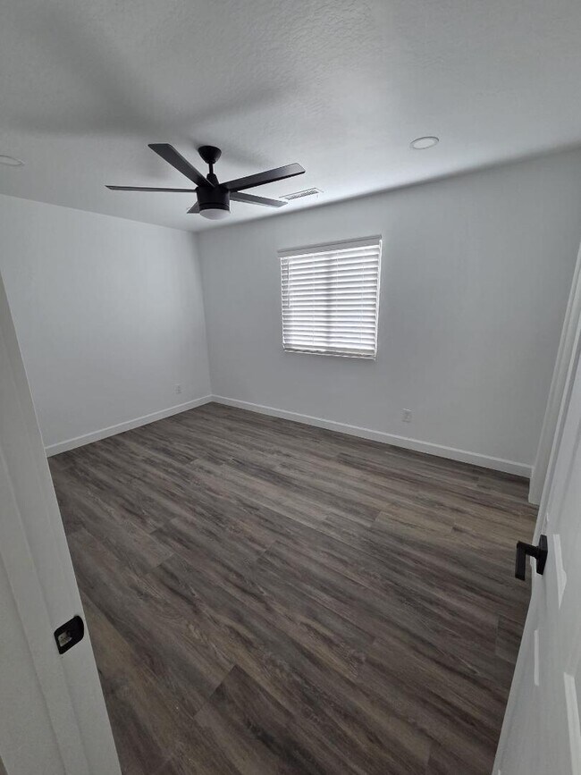 Foto del edificio - 5143 N Desert Ln