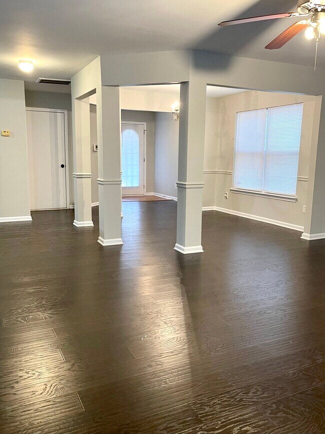 Foto del edificio - 7192 Laurel Creek Dr