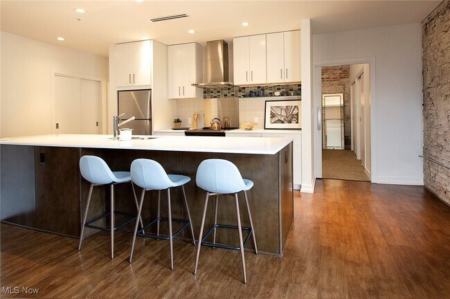 Foto del edificio - 725 Johnson Ct