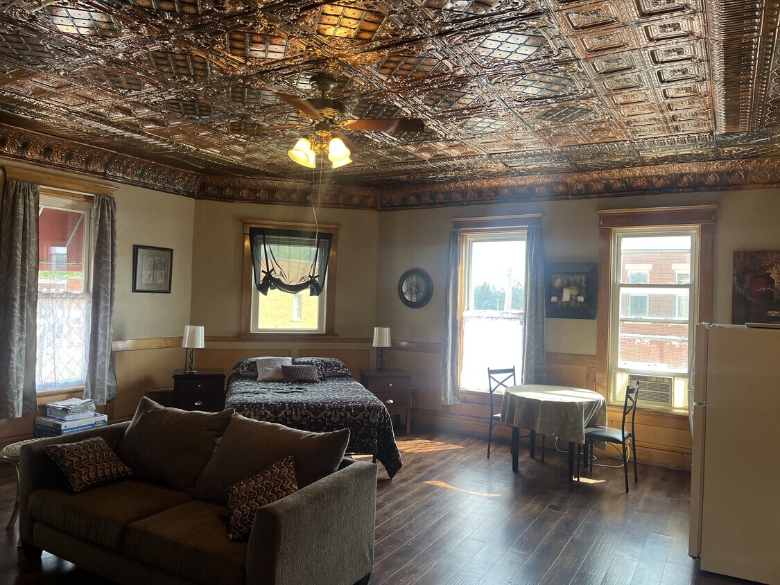 Foto principal - 103 W Railroad St