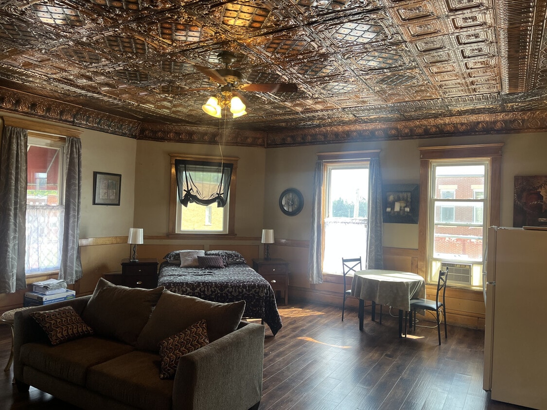 Primary Photo - 103 W Railroad St