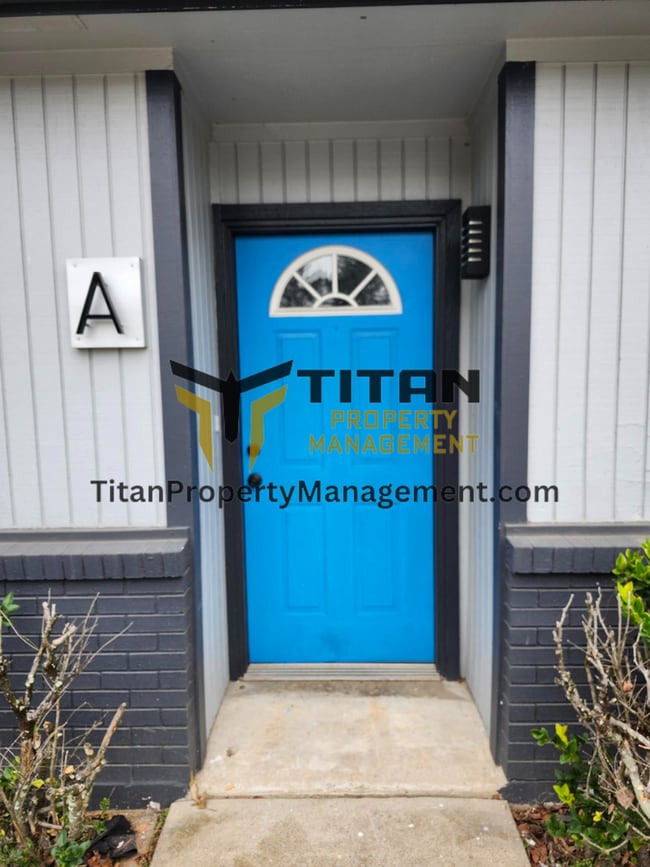 Building Photo - 2bed/2bath End-Unit Apartment with Fenced Yard