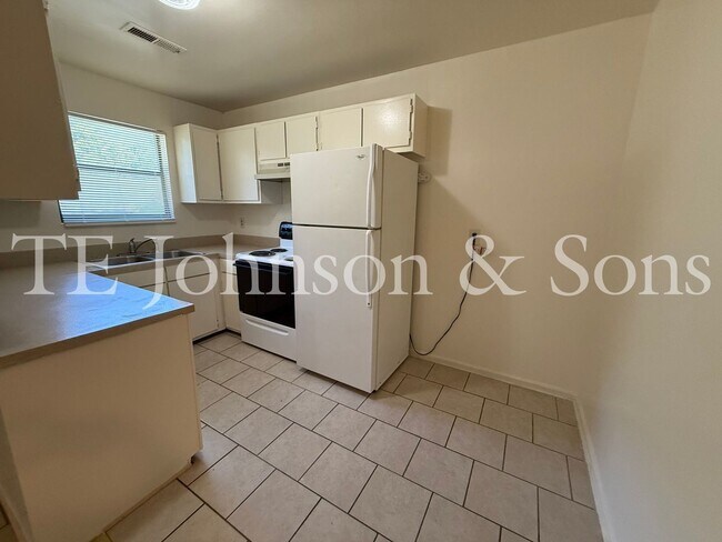 Foto del edificio - 2 Bedroom Utilities INCLUDED