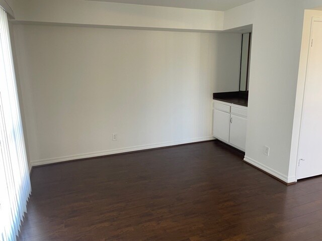 Building Photo - 7319 Hazeltine Ave