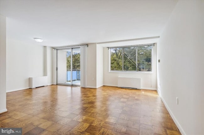 Foto del edificio - 10401 Grosvenor Pl