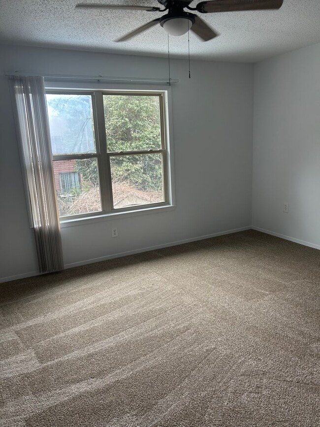 Foto del edificio - 2 Bedroom/ 1.5 Bath Townhome w/ Washer & Dryer Connection