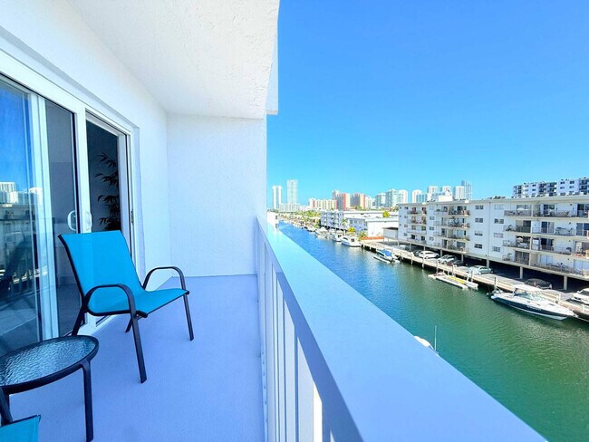 Foto del edificio - 3626 NE 168th St