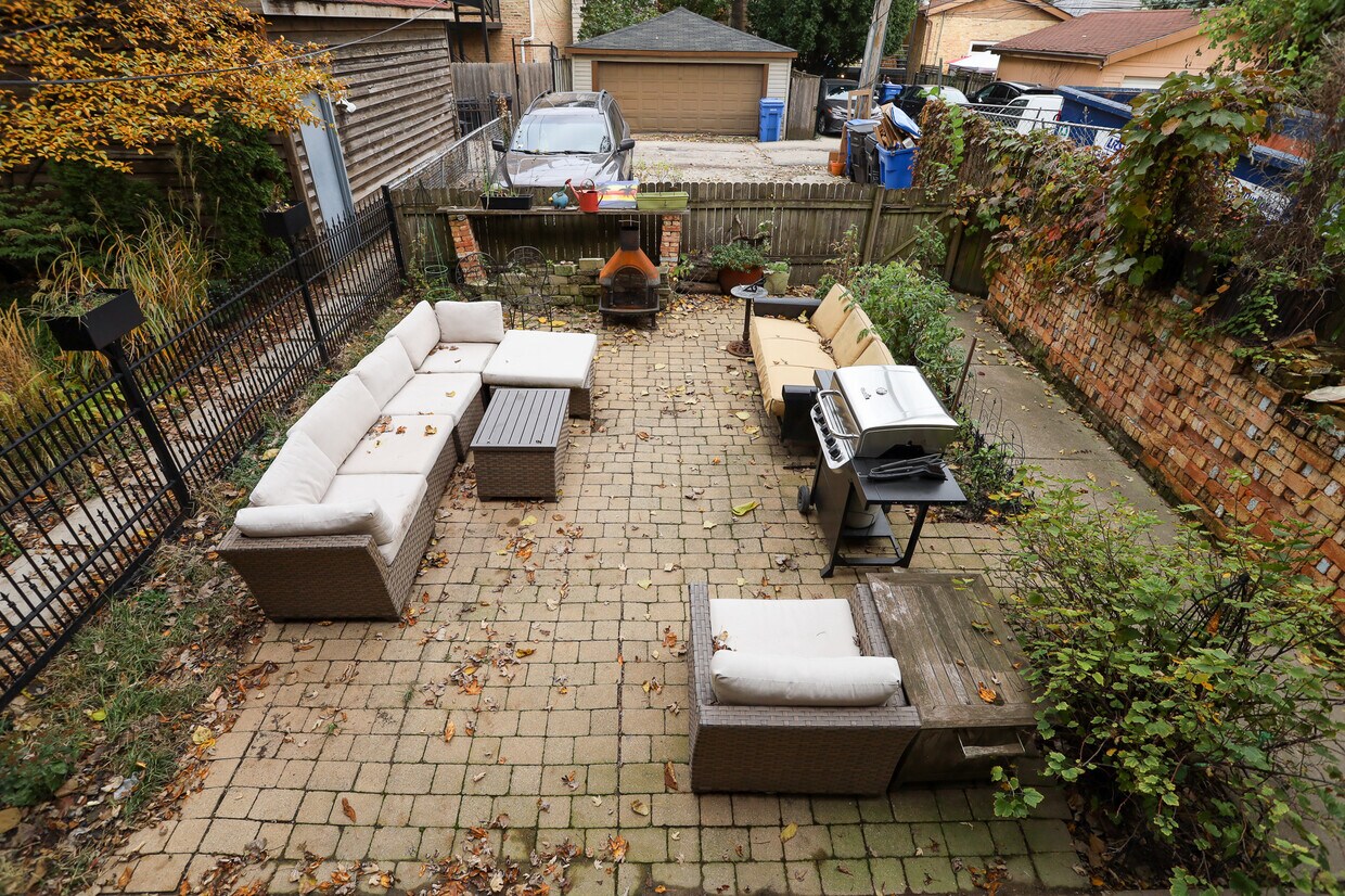 Shared outdoor area - 1125 N Damen Ave