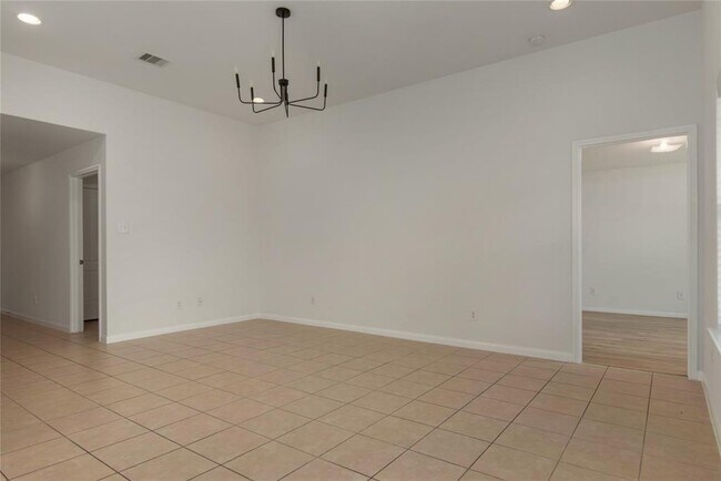 Building Photo - 5003 Oak Briar Ln