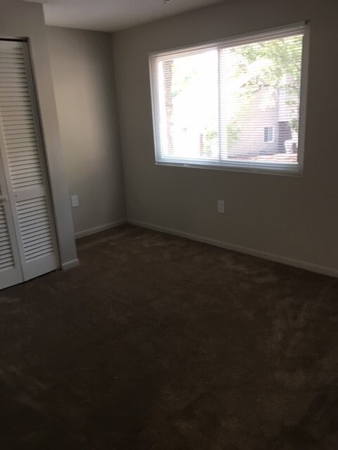 Building Photo - Oakwood Square Townhomes