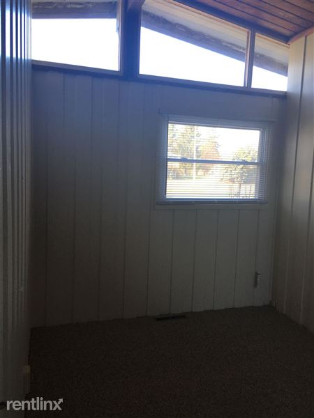 Building Photo - 110 Holiday Dr