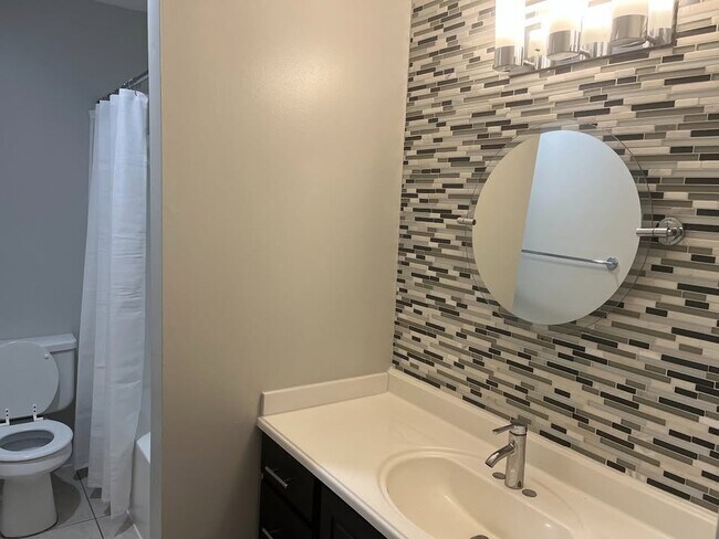 Foto del edificio - 619 Varsity Dr