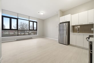 Kitchen #110 - Tour Sherbrooke