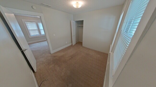 Building Photo - " 2-Bed in Heart of Royal Oak – Cozy 783 Sq Ft Home!"