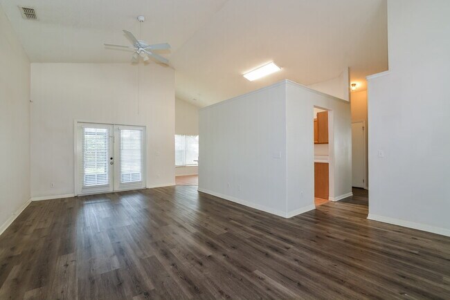 Foto del edificio - 502 Valencia Pl Cir