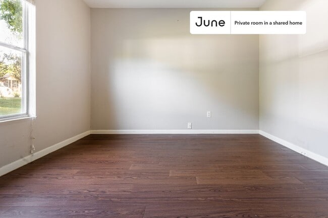 Building Photo - Private bedroom in 4 bed/2 bath Home