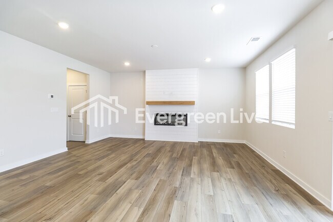 Foto del edificio - 561 Mountain Vw Dr