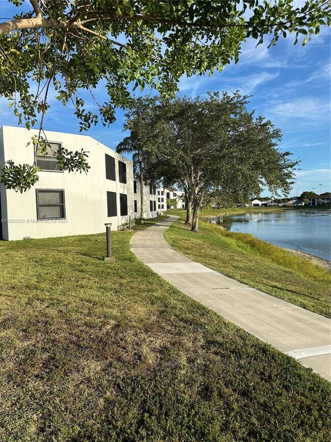 Foto del edificio - 214 Lake Pointe Dr