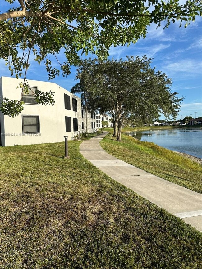 Building Photo - 214 Lake Pointe Dr