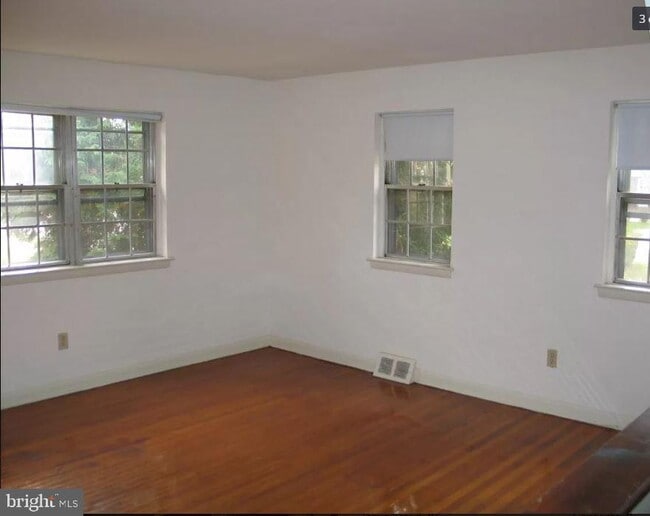 Building Photo - 20 St Albans Ave