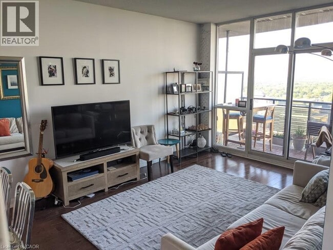 Photo du bâtiment - 33 Sheppard Ave E