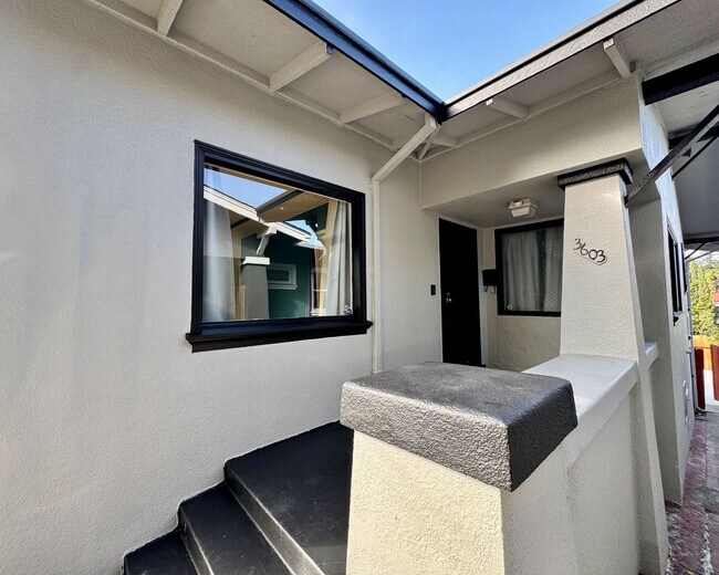 Foto del edificio - Bright, Updated Corner-Lot Home – 2 Bed + Bonus Room | 1 Bath | 1,081 Sq. Ft. | Monthly Landscapi...