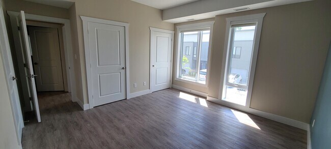 Building Photo - 550 Sandison St