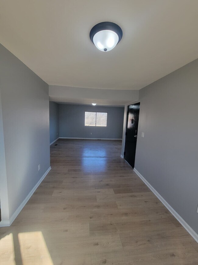 Foto del edificio - 1808 N James H McGee Blvd