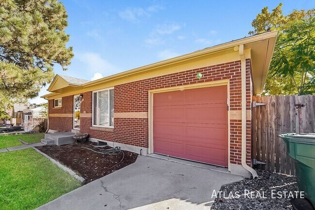 Foto del edificio - 888 Ogden Cir