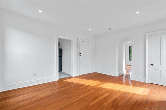 Building Photo - 48 Trumbull St