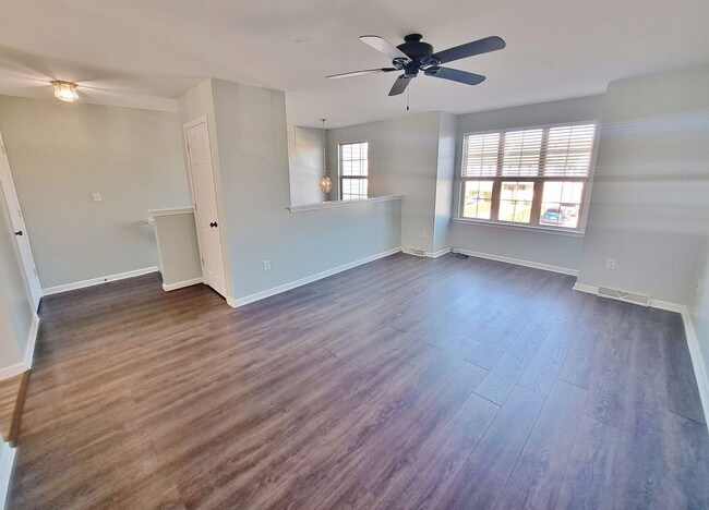 Building Photo - 3 Bed / 1-1/2 Bath Single Family Townhome ...