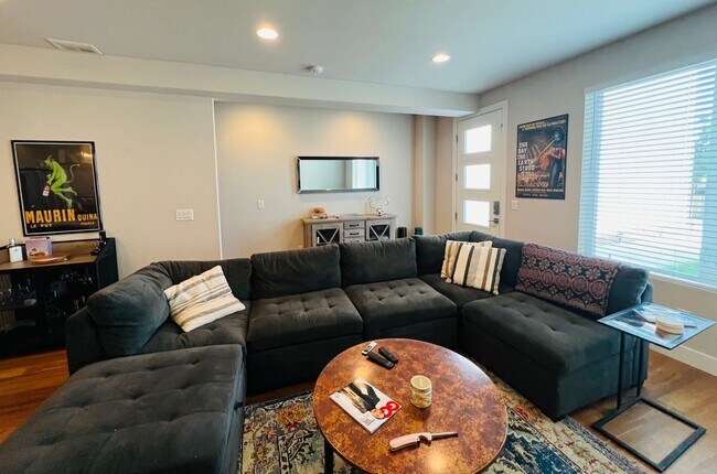 Foto del edificio - 3 Bed 3 1/2 Bath Townhouse in Denver's West Colfax Neighborhood **Move-In Special**