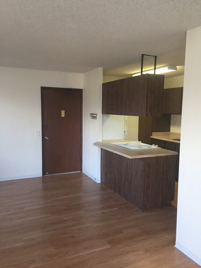 Foto del edificio - Clean 1-bedroom, 1-bath with 1-parking