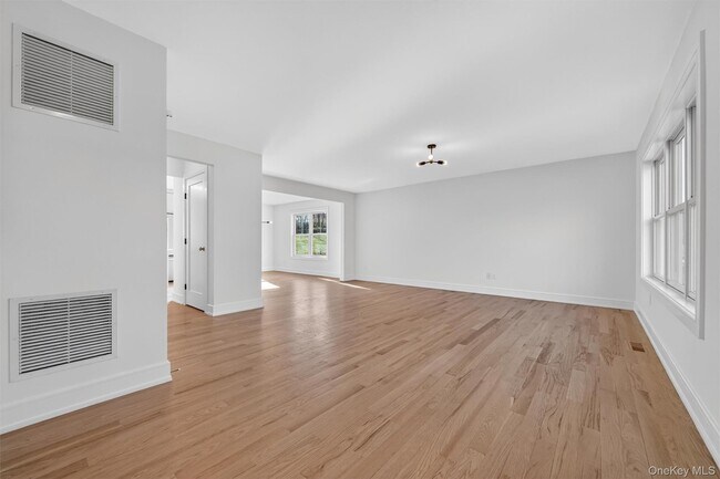 Foto del edificio - 2216 Crompond Rd