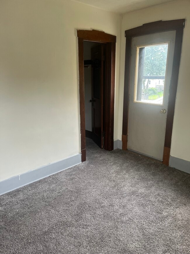 Alfombra nueva en el segundo dormitorio - 2007 14th St