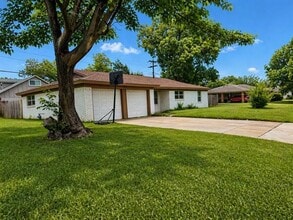 Building Photo - 812 Irwin Dr