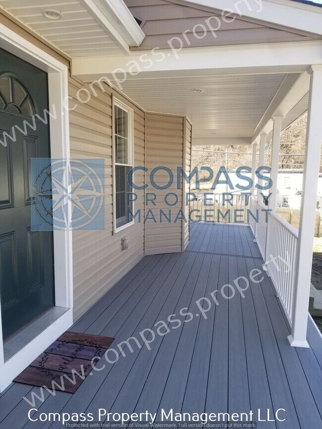 Building Photo - $1895 - 3 Bed, 1.5 Bath 1st Floor Apartmen...