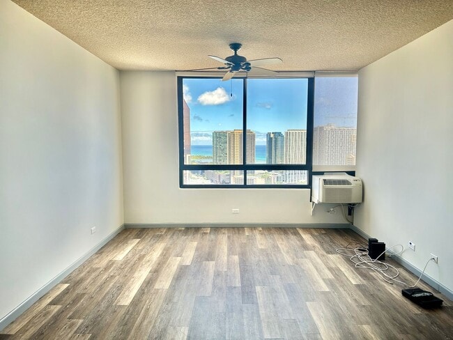 Building Photo - 1 bedroom 1 bath in Highly Desirable Building