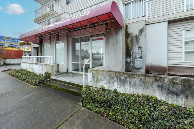 Foto del edificio - Commute-Friendly, Top-Floor, Totally Comfortable