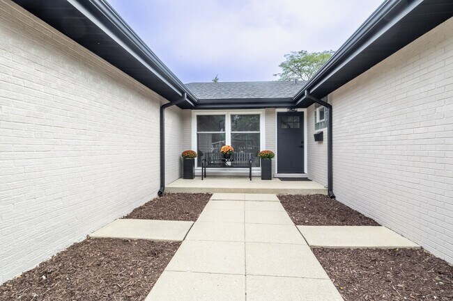 Building Photo - 236 Tee Ln