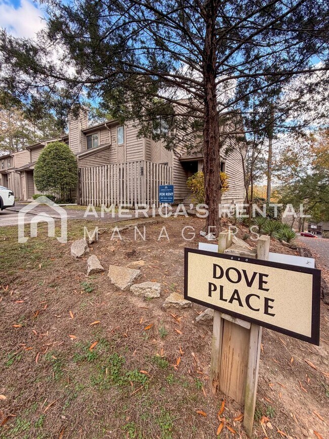 Building Photo - Freshly Updated Condo with Great Outdoor Space! Sign a 13 month lease by 1/15/2026 and receive HA...